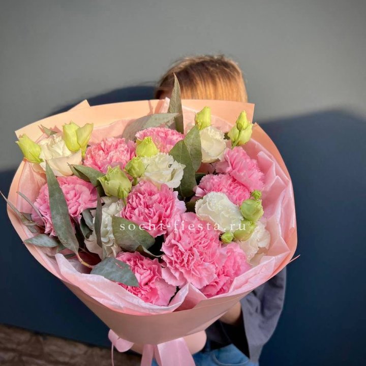 Букет гвоздик и  эустом "Сири" в Севастополи