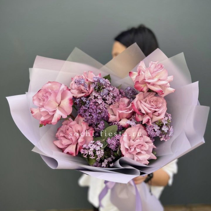 Букет из розовых роз и сирени в Севастополи