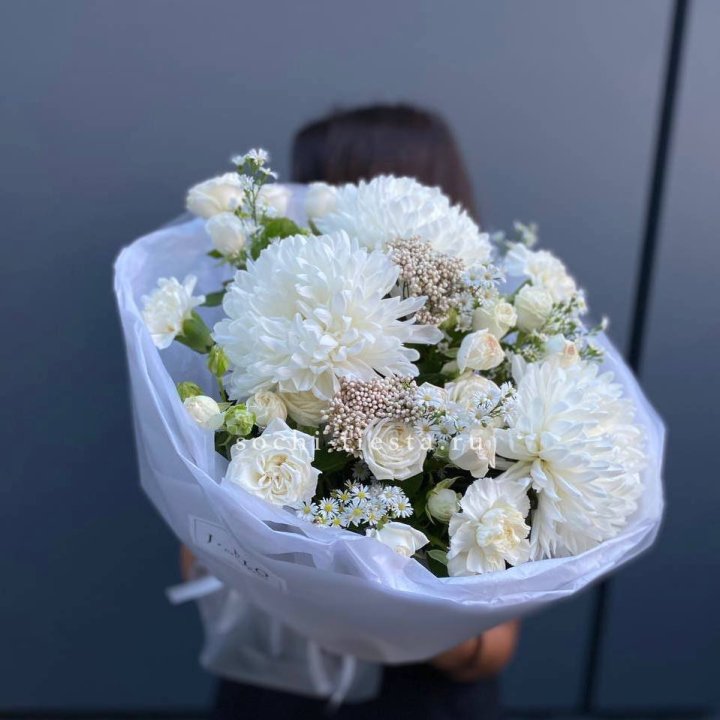 Букет хризантем и роз вайт шотс в Севастополи