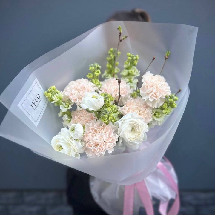 Букет маттиолы и ранункулюсов  в Севастополи