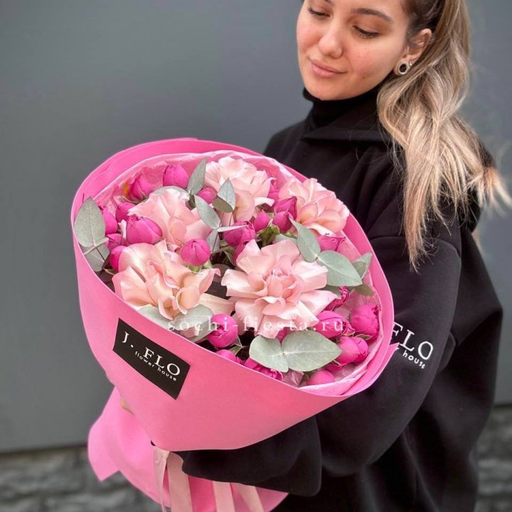 Букет французских и пионовидных роз "Ламиносо" в Севастополи