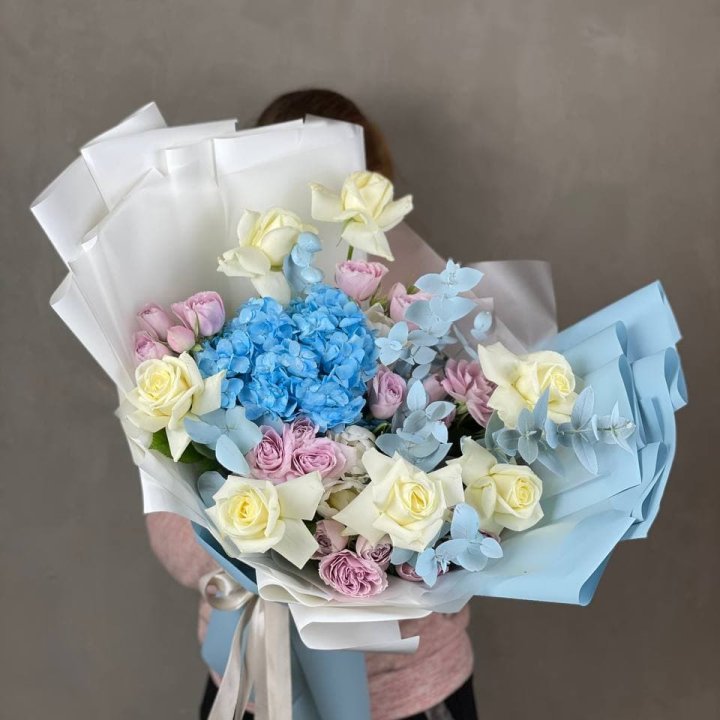 Дизайнерский букет "Блю скайфорт" в Севастополи