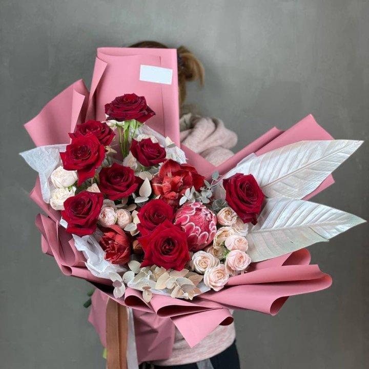 Дизайнерский букет "Ред Вильвет" в Севастополи