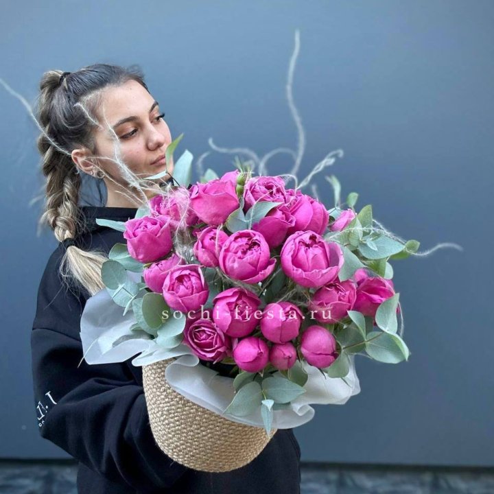 Пионовидные розы  в джутовом кашпо  в Севастополи