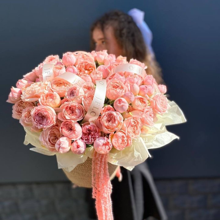 Кустовые розы Джульетта в джутовом кашпо в Севастополи