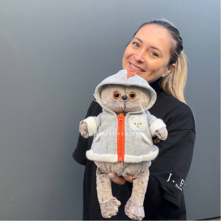 Кот Басик в толстовке в Севастополи