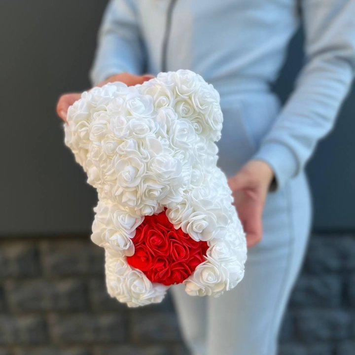 Медведь с красным седцем в Севастополи