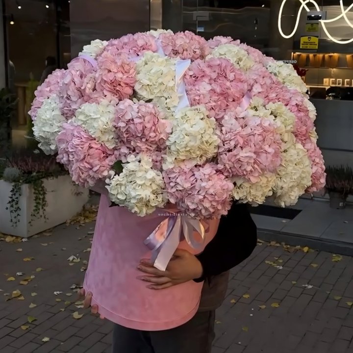 Дизайнерский цилиндр с гортензиями  в Севастополи