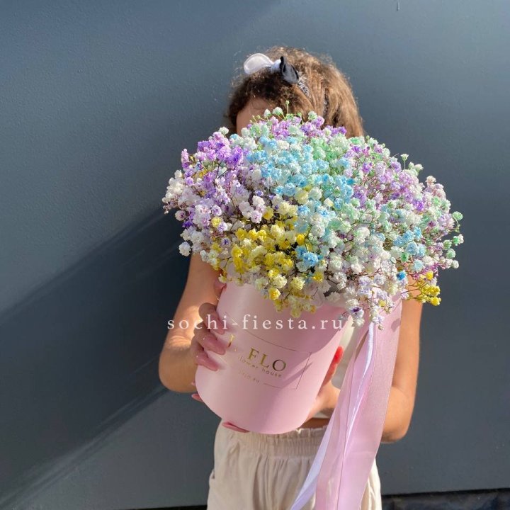 Радужные гипсофилы в шляпной коробке в Севастополи