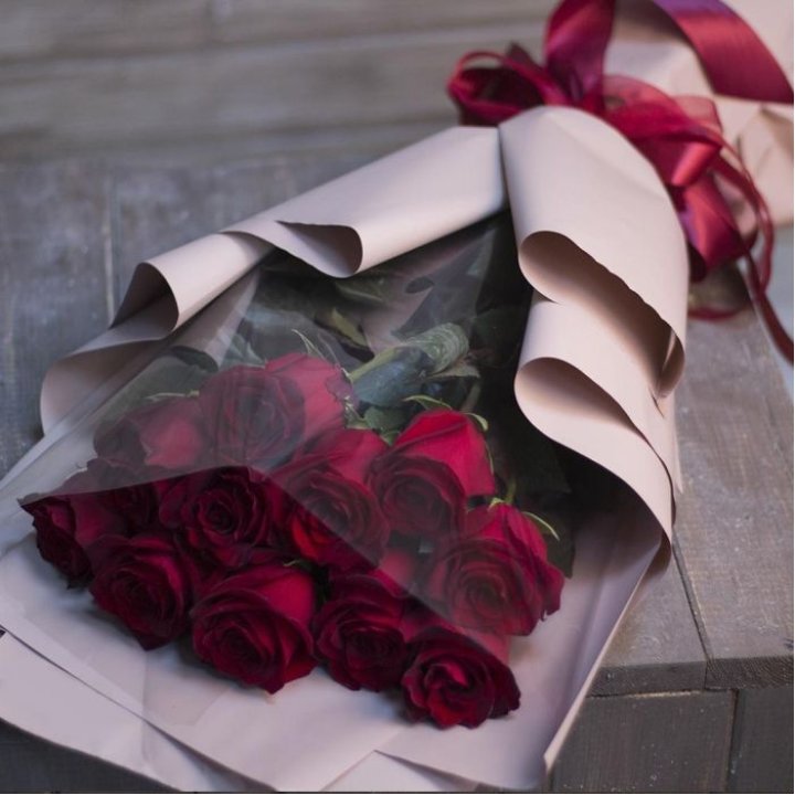 11 голландских роз в оформлении в Севастополи