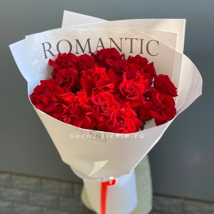19 высоких роз в оформлении в Севастополи