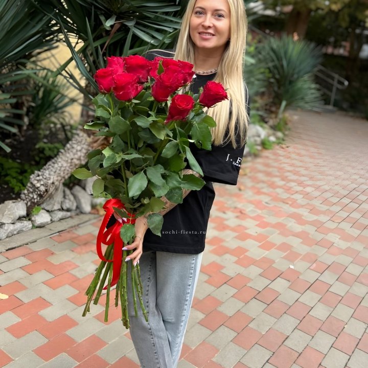 15 высоких красных роз в Севастополи