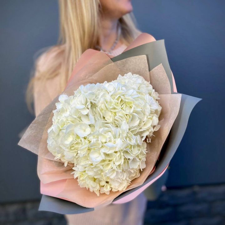 Букет из трёх белых гортензий в Севастополи
