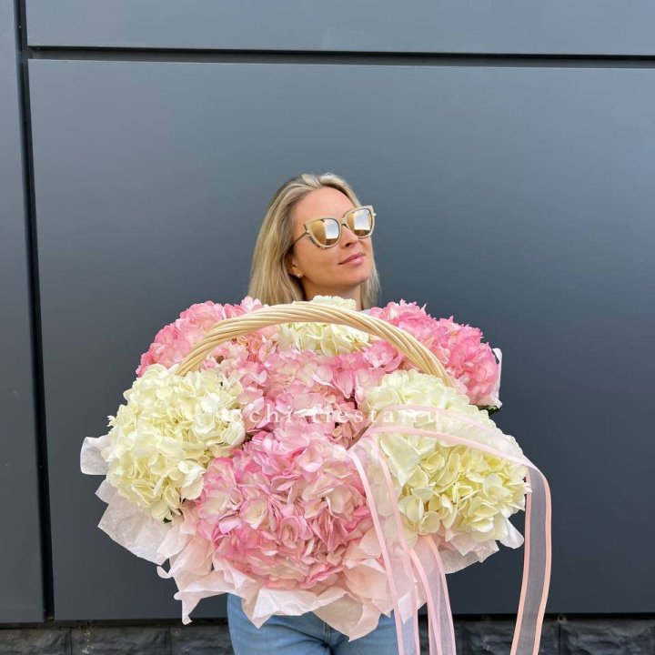 7 гортензий в корзине в Севастополи