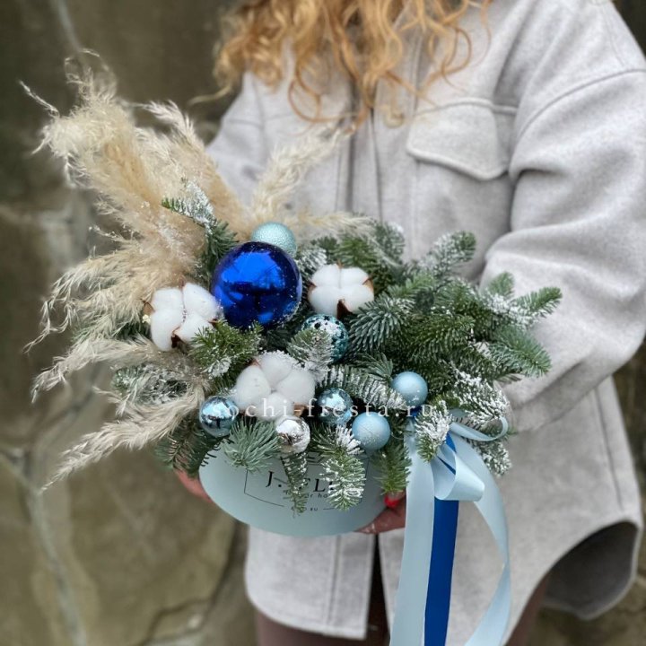 Новогодняя композиция в коробке блю в Севастополи