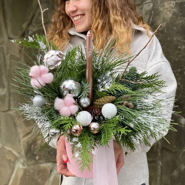 Новогодняя композиция в коробке пинк в Севастополи