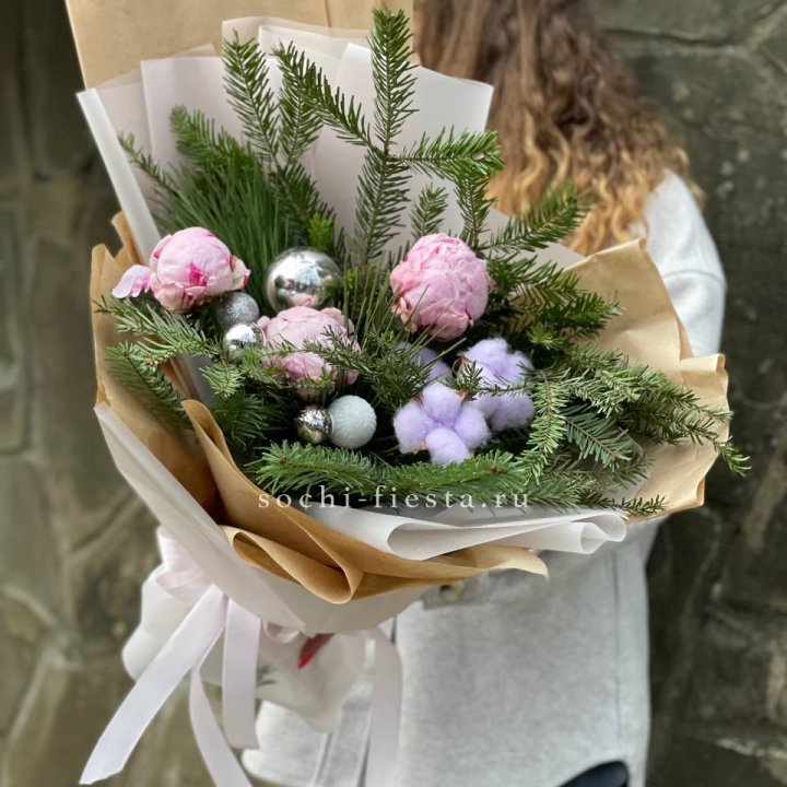Новогодний букет с пионами  в Севастополи
