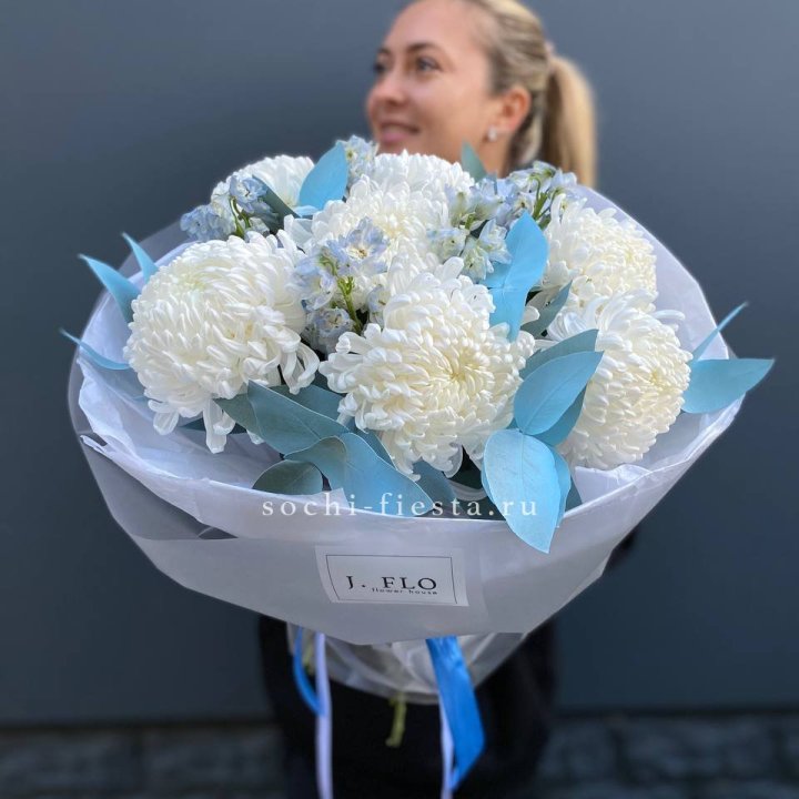 Букет хризантем Бигуди и дельфиниума  в Севастополи