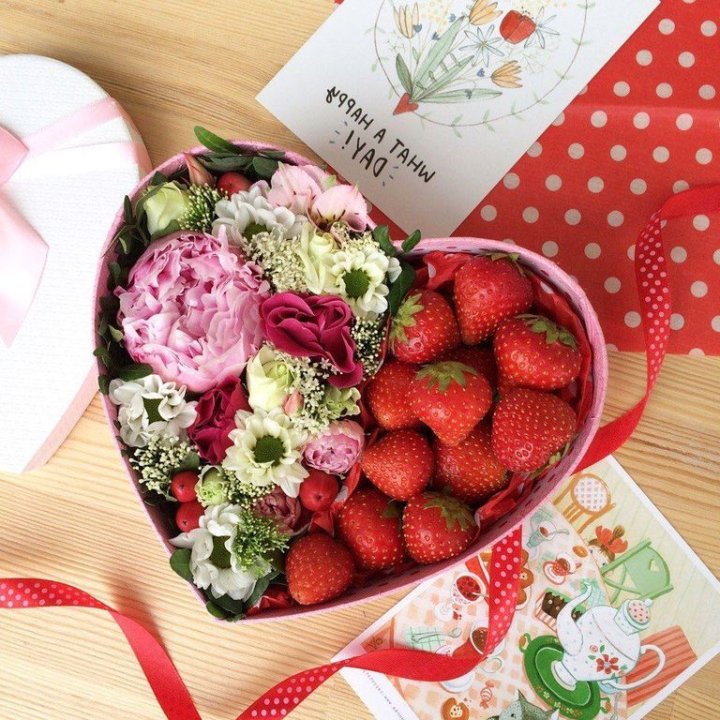 Бокс с клубникой и цветами в Севастополи