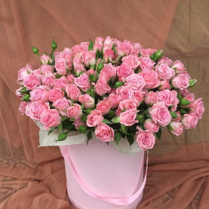 Кустовые розы в коробке в Севастополи