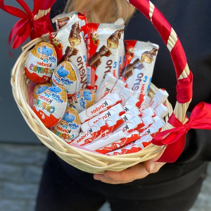 Корзина с киндерами  в Севастополи