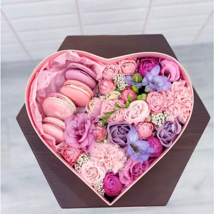 Бокс-сердце с макаронс  в Севастополи