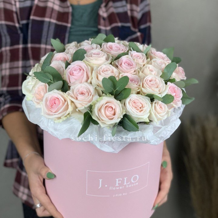 35 розовых роз в цилиндре в Севастополи