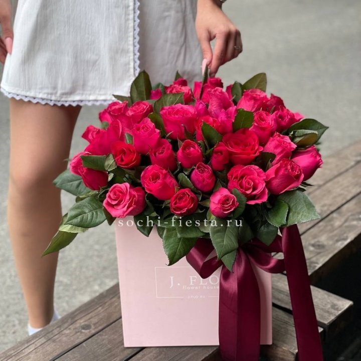 55 алых роз в кубе в Севастополи