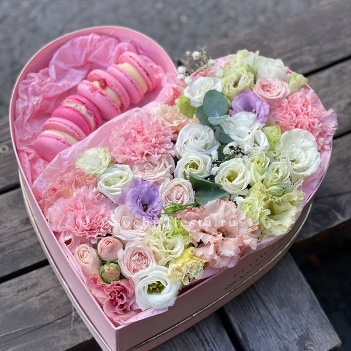 Бокс-сердце с макарон "Пинк" в Севастополи