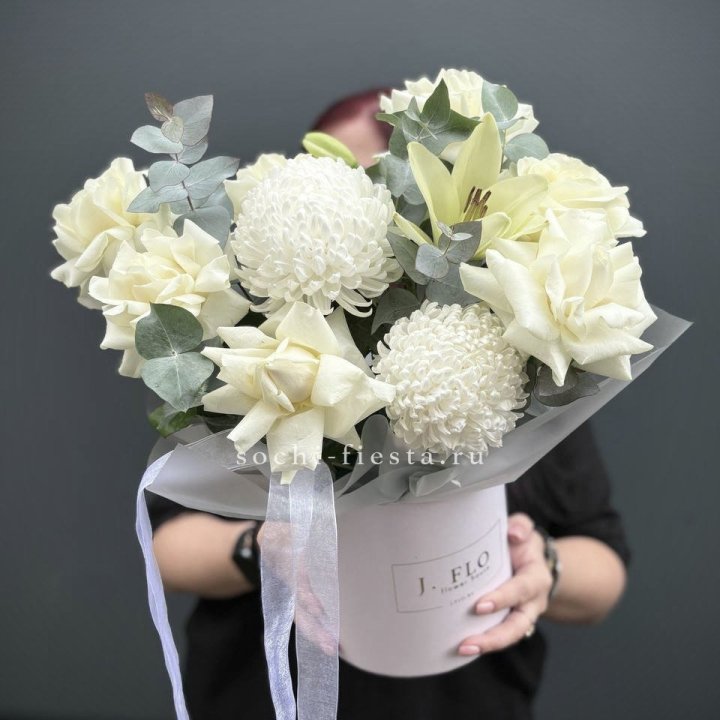 Цветы в шляпной коробке  в Севастополи