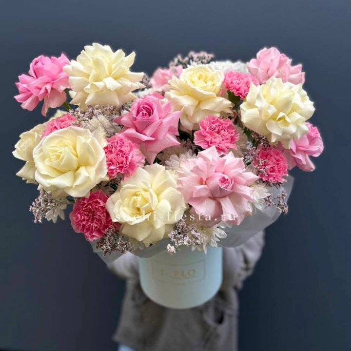 Коробка французских роз и диантусов "Бони" в Севастополи