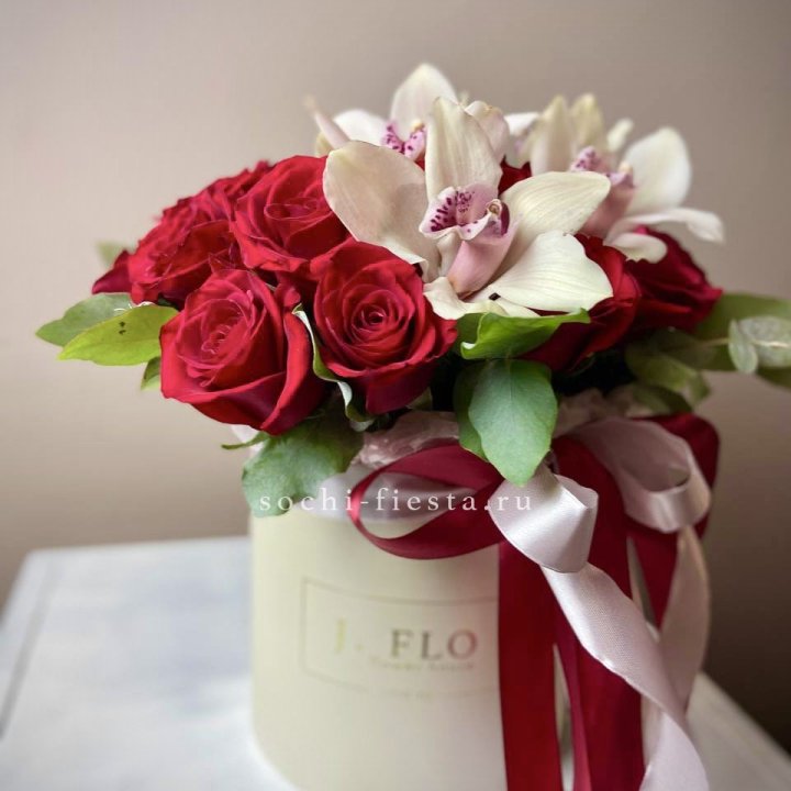 Розы и орхидеи в боксе в Севастополи