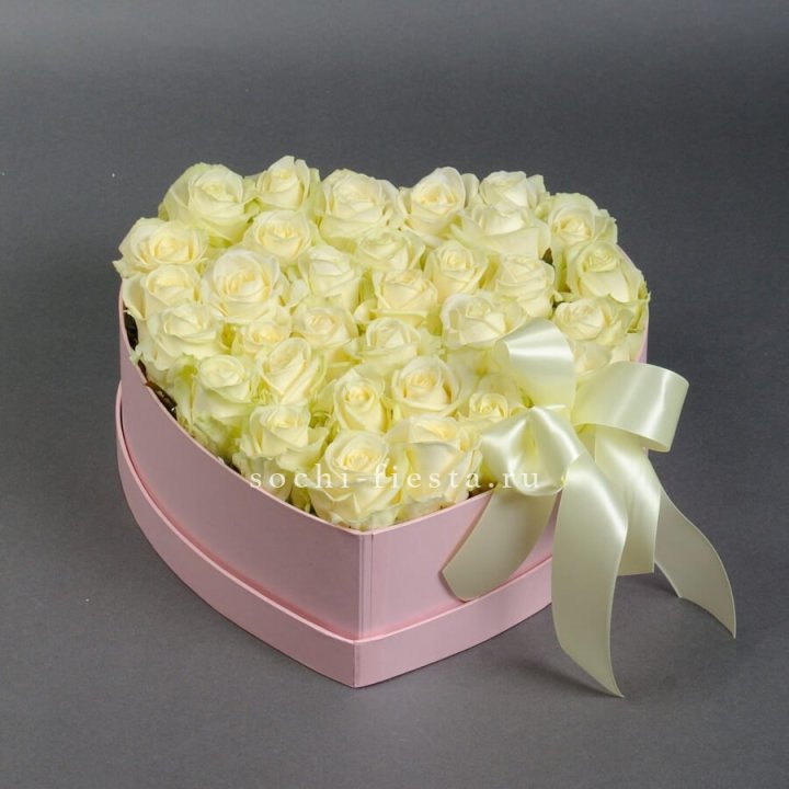 35 белых роз в коробке "Сердце" в Севастополи