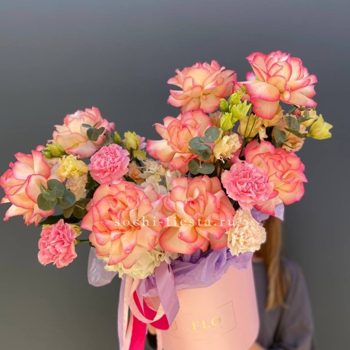 Бокс нежный с розами в Севастополи