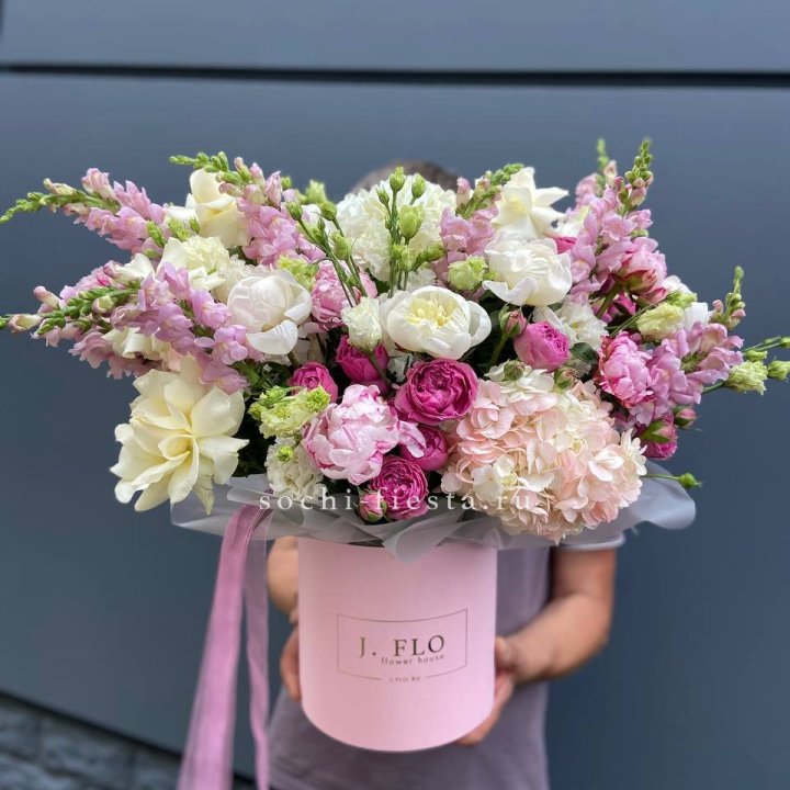 Дизайнерский цилиндр с пионами "Саманта" в Севастополи