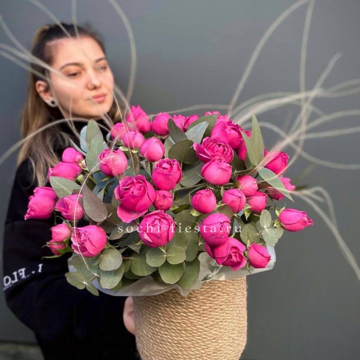 Пионовидные розы Мисти Бабблс в джутовом кашпо в Севастополи