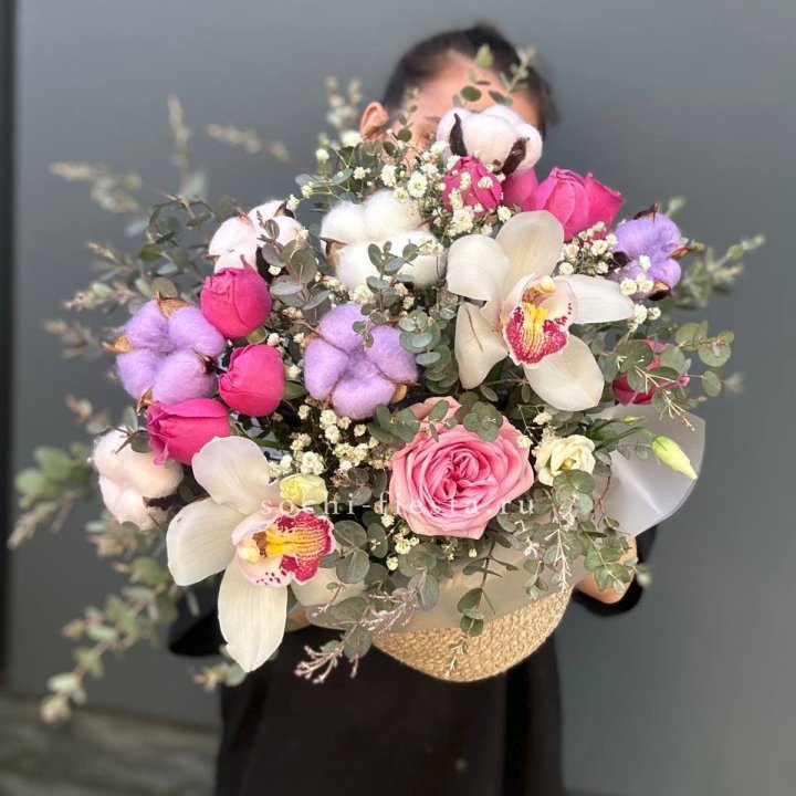 Орхидея и розы в джутовом кашпо в Севастополи