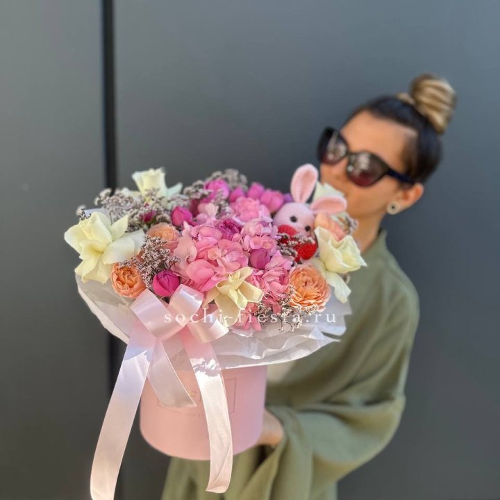 Дизайнерский цилиндр с игрушкой "Лола" в Севастополи