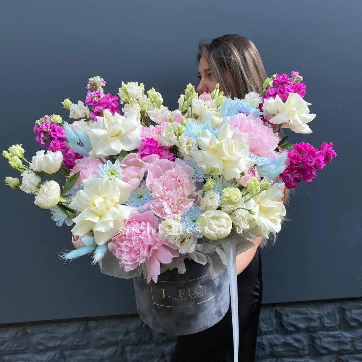 Дизайнерский цилиндр "Пионы гарден" в Севастополи