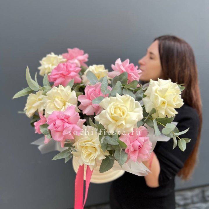 Зефирный бокс из 17 французских роз микс в Севастополи