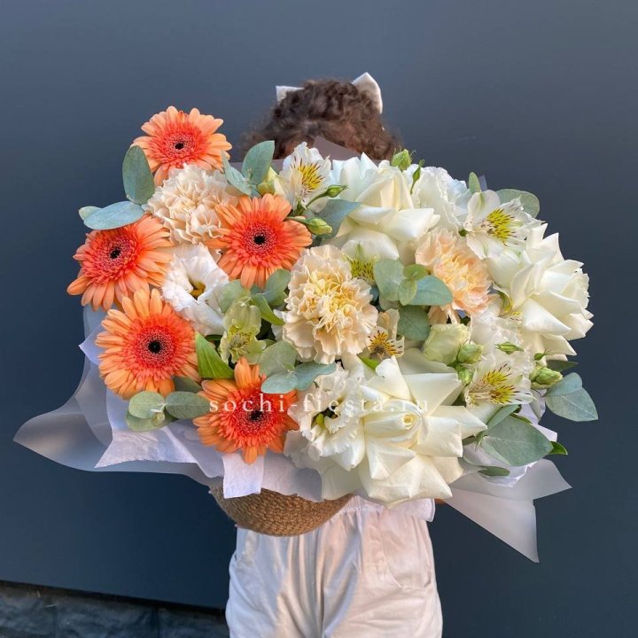 Розы и герберы в джутовом кашпо "Георгино" в Севастополи