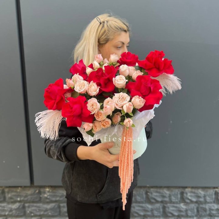 Бокс с нежными розами  в Севастополи