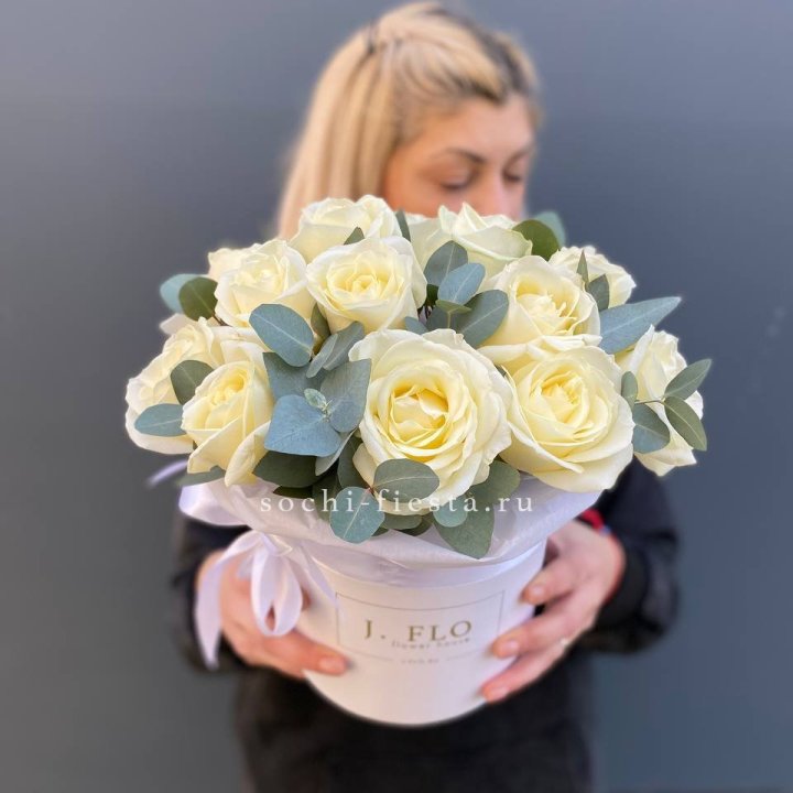 15 белых роз в боксе в Севастополи