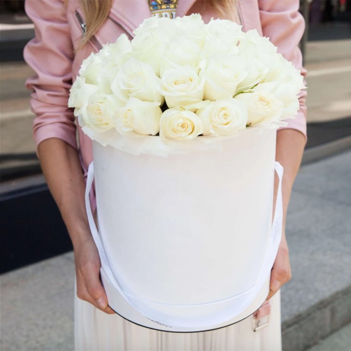 35 белых роз в цилиндре в Севастополи