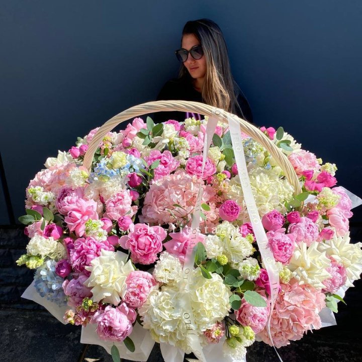 Цветочная корзина из пионов и пионовидных роз "Перфекте" в Севастополи