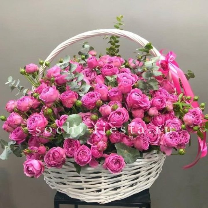 65 пионовидных кустовых роз в корзине в Севастополи