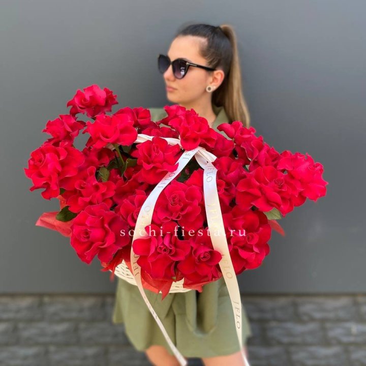 Красные французские розы в корзине в Севастополи