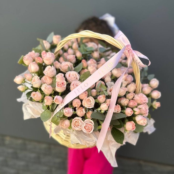 Корзина кустовых пионовидных роз в Севастополи