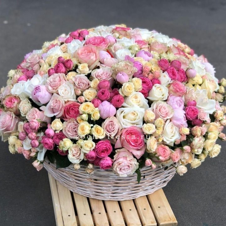 Цветочная корзина из пионов и пионовидных роз "Юниверсити" в Севастополи