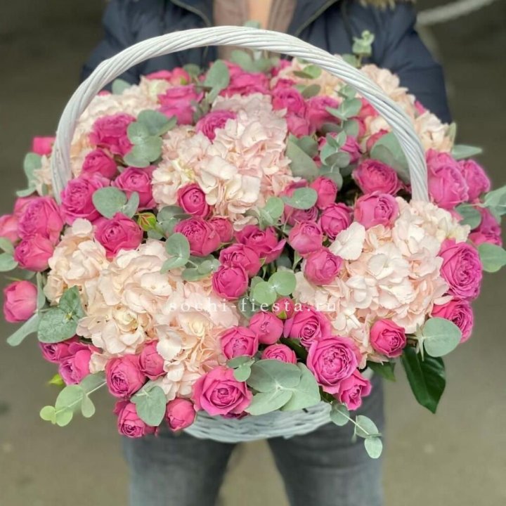 Корзина с гортензией и Мисти Баблс в Севастополи